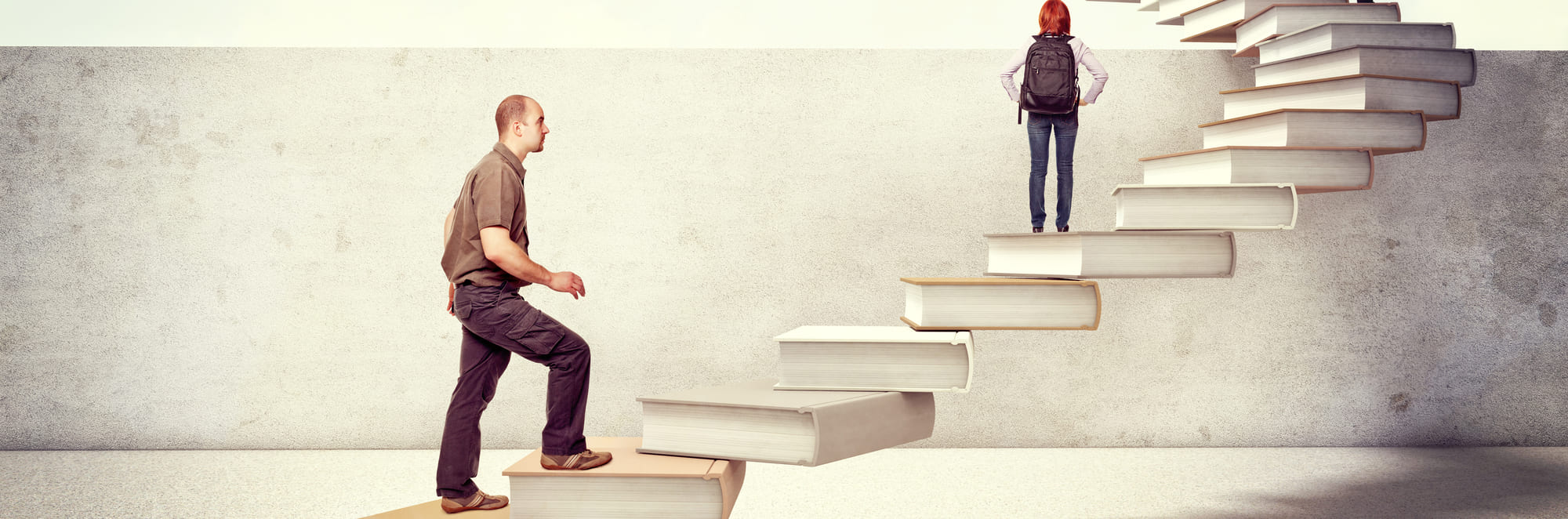 Mann läuft auf einer Treppe mit Büchern | Immobilienwissen SMK Immobilien